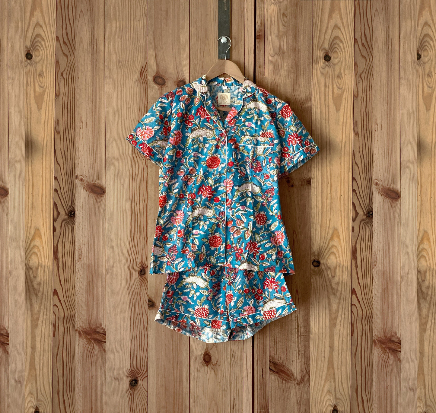 Short-sleeved and pants pajamas · Pure cotton block printed in India · 100% cotton summer pajamas · Blue red flowers