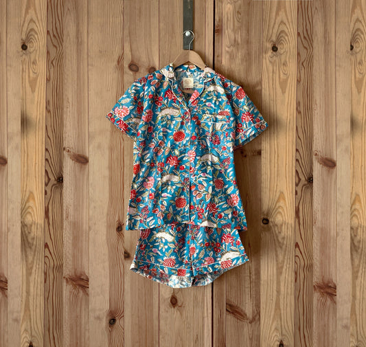 Pijama manga y pantalón corto · Algodón puro estampado block print artesanal en India · Pijama verano algodón 100% · Azul flores rojo
