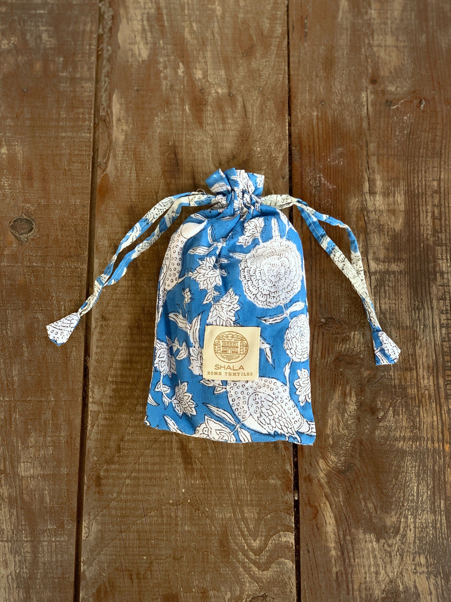 Zapatillas de viaje enguatadas con bolsa a juego · Algodón puro estampado block print en India · Zapatillas de baño ducha · Azul flor blanco