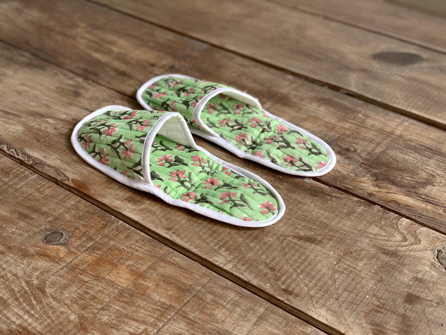 Padded travel slippers with matching bag · Pure cotton block print in India · Bath shower slippers · Pink flower green