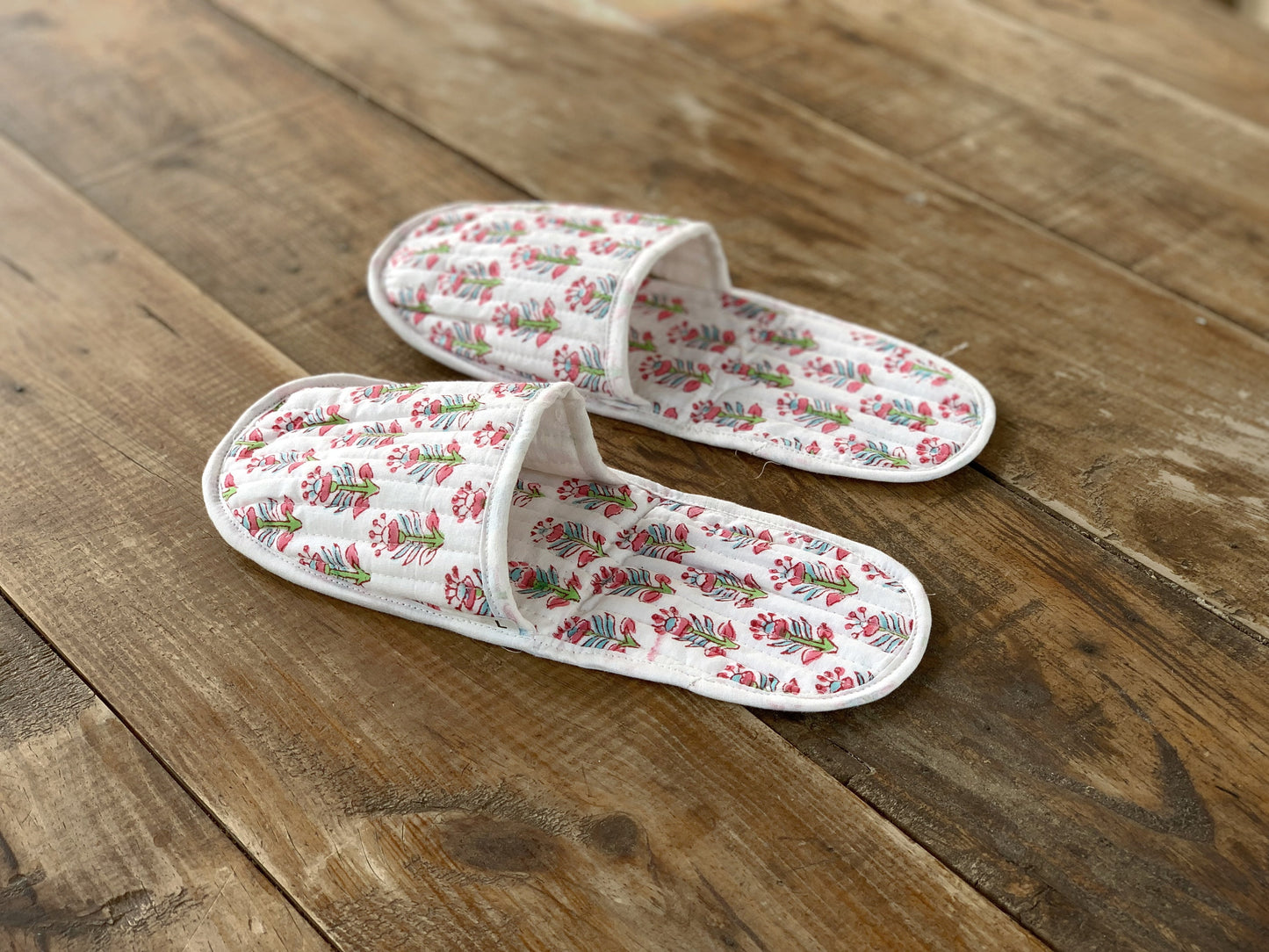 Padded travel slippers with matching bag · Pure cotton block print in India · Bath shower slippers · White pink flower
