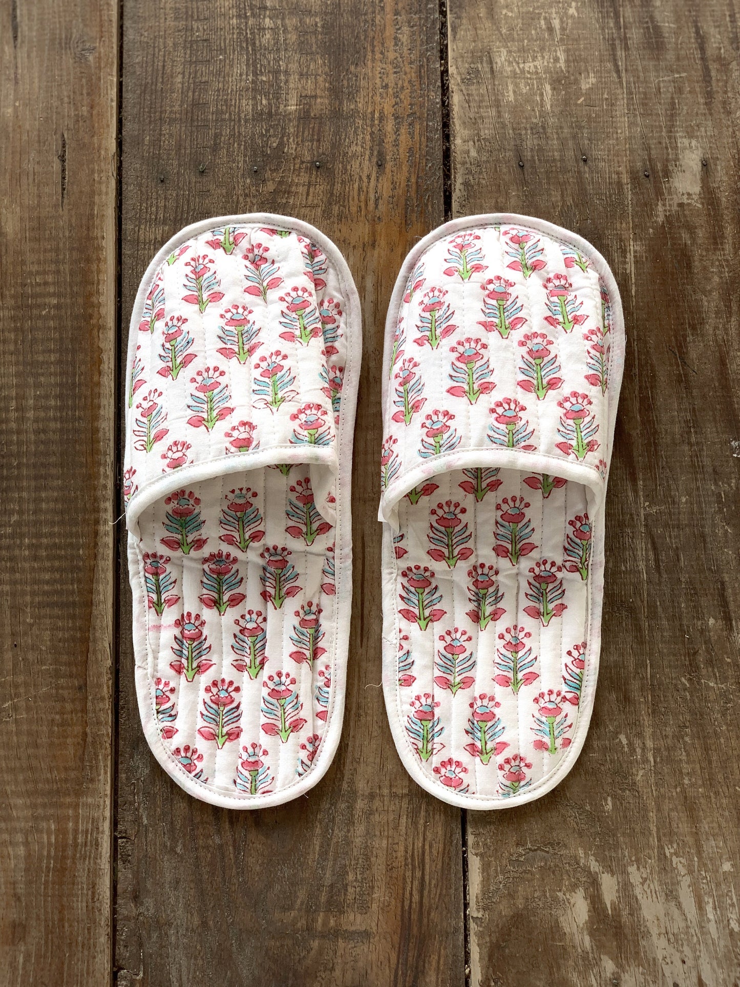 Padded travel slippers with matching bag · Pure cotton block print in India · Bath shower slippers · White pink flower