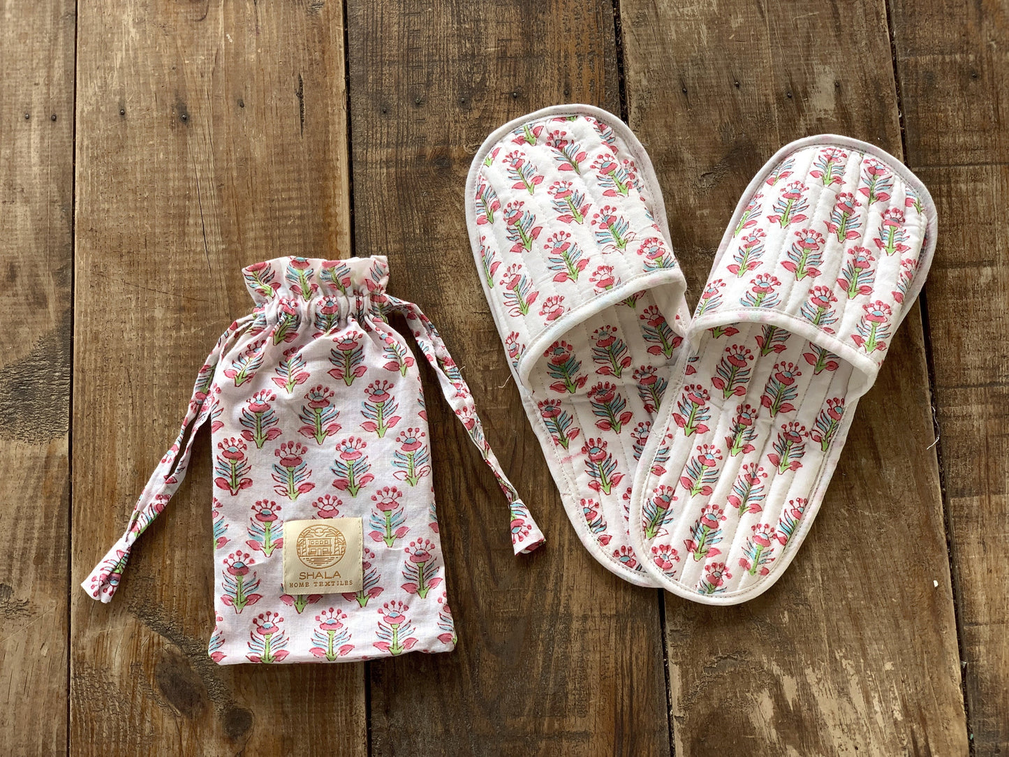 Padded travel slippers with matching bag · Pure cotton block print in India · Bath shower slippers · White pink flower