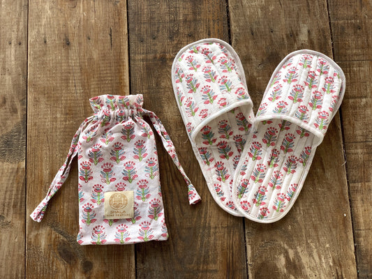 Zapatillas de viaje enguatadas con bolsa a juego · Algodón puro estampado block print en India · Zapatillas de baño ducha · Blanco flor rosa