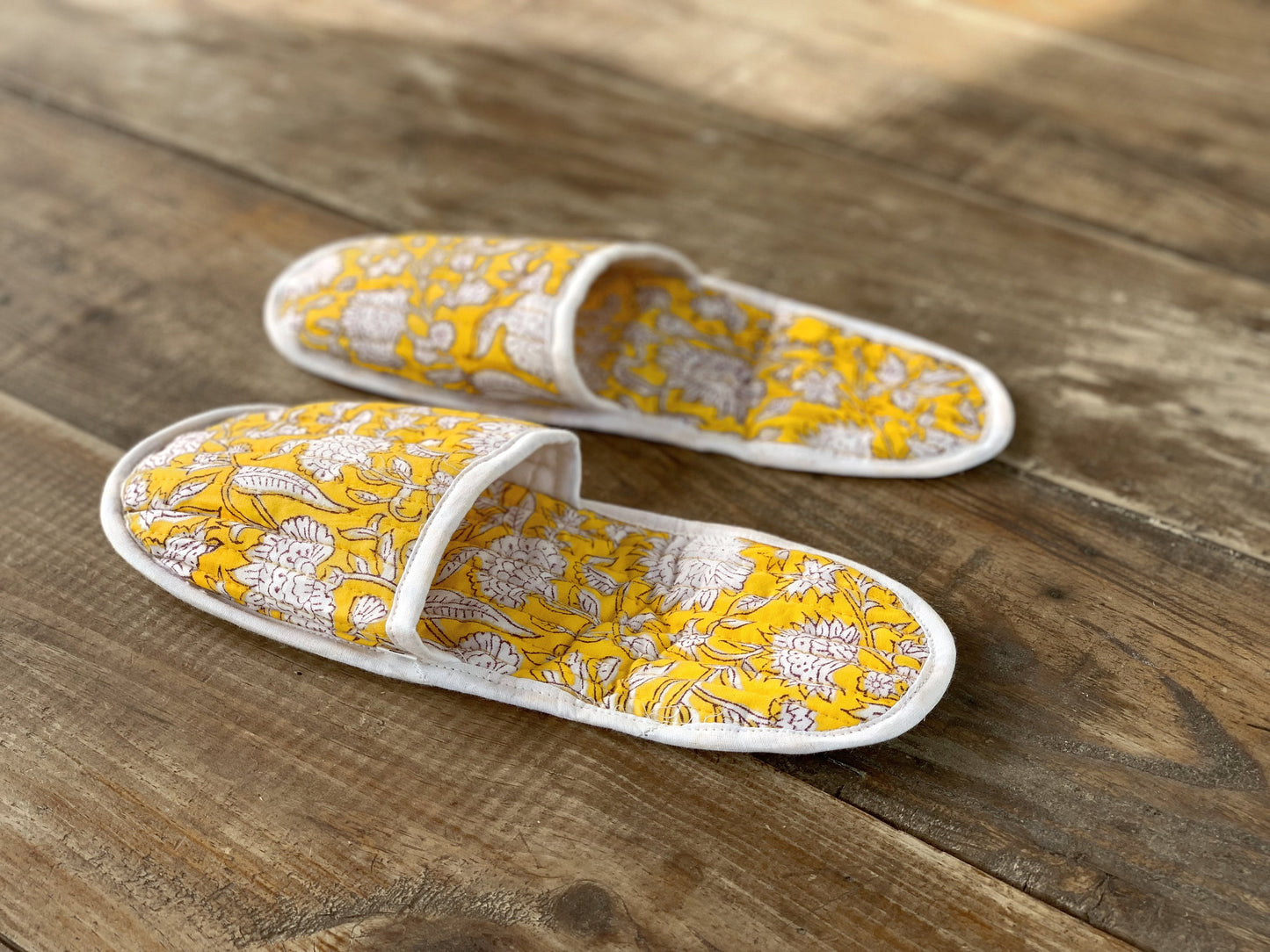 Zapatillas de viaje enguatadas con bolsa a juego · Algodón puro estampado block print en India · Zapatillas de baño ducha · Amarillo blanco