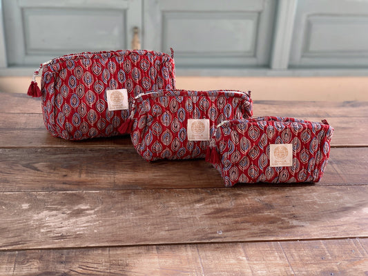 Bolsa de aseo enguatada · Algodón puro estampado block print en India · Bolsa de maquillaje acolchada, portatodo · Burdeos