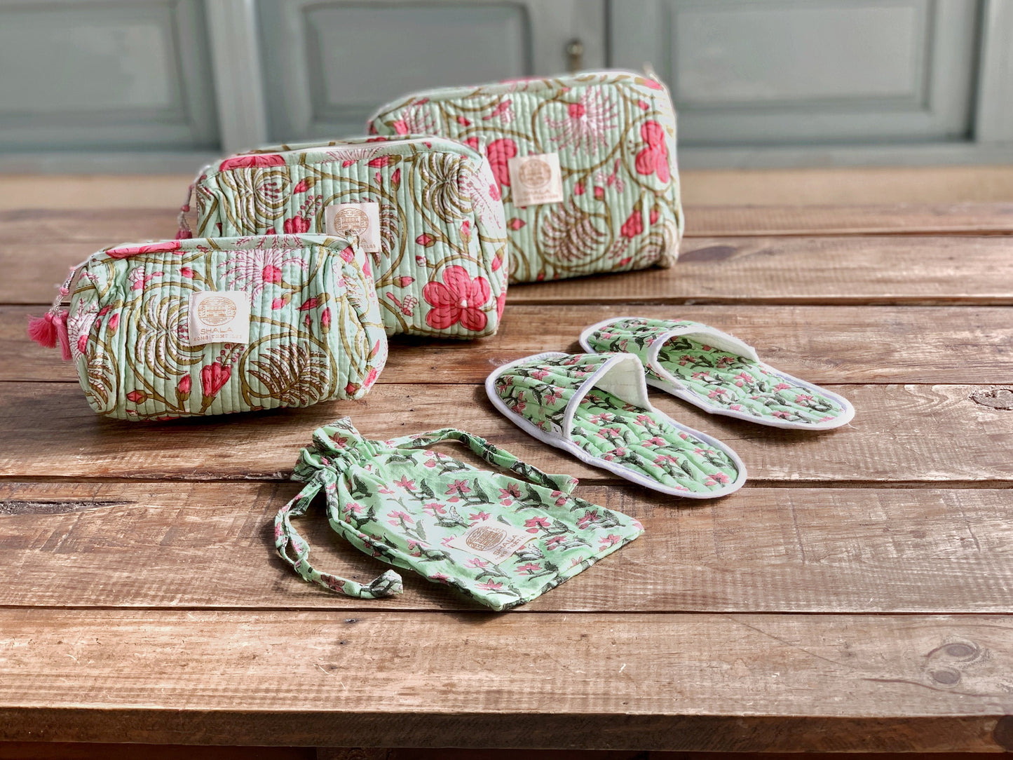 Bolsa de aseo enguatada · Algodón puro estampado block print en India · Bolsa de maquillaje acolchada, portatodo · Verde y flores rosas