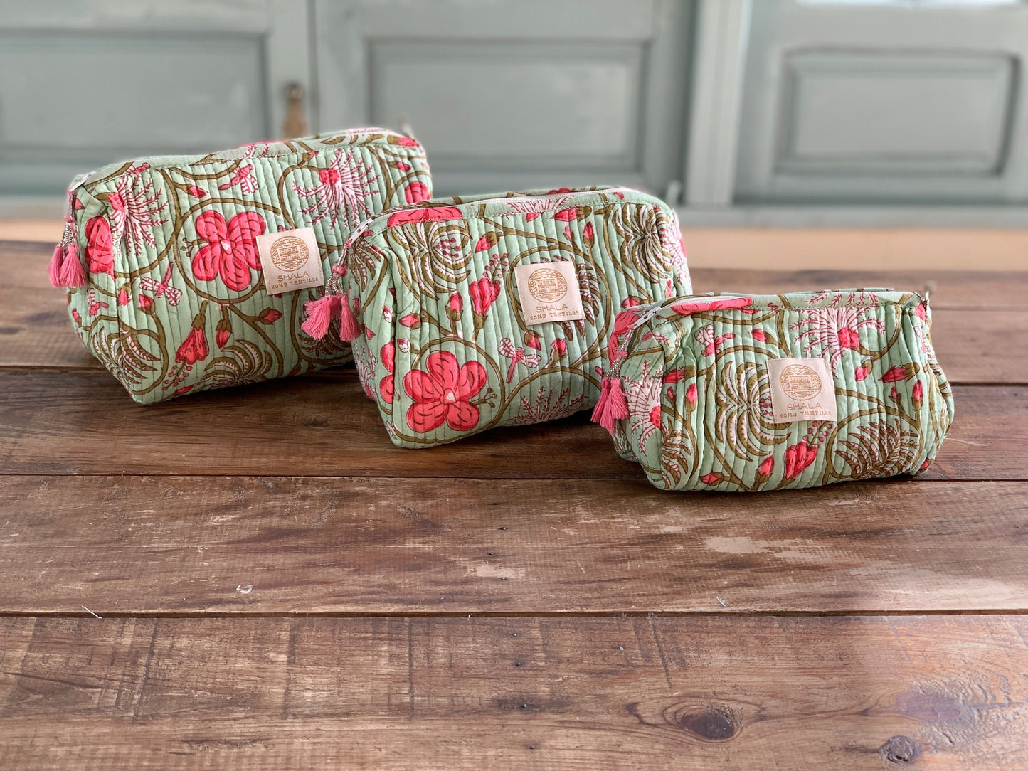Bolsa de aseo enguatada · Algodón puro estampado block print en India · Bolsa de maquillaje acolchada, portatodo · Verde y flores rosas