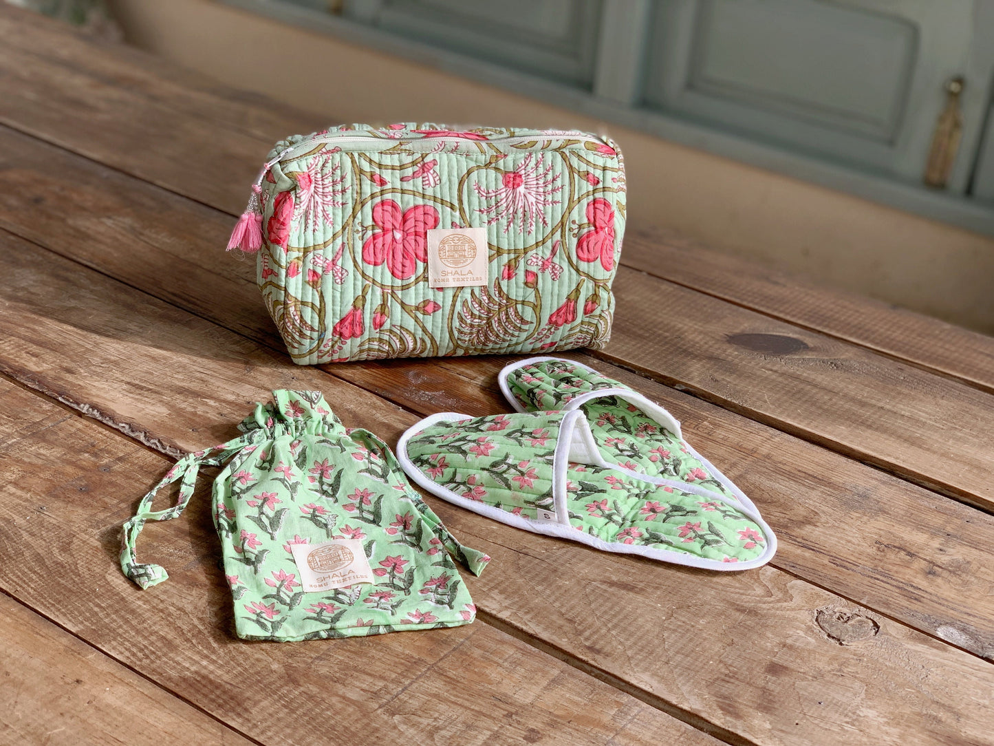 Bolsa de aseo enguatada · Algodón puro estampado block print en India · Bolsa de maquillaje acolchada, portatodo · Verde y flores rosas