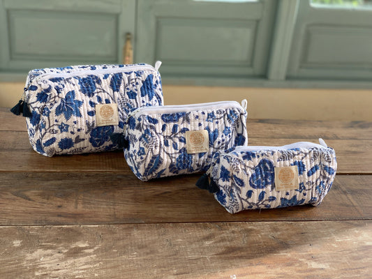 Bolsa de aseo enguatada · Algodón puro estampado block print en India · Bolsa de maquillaje acolchada, portatodo · Blanco y flores azules