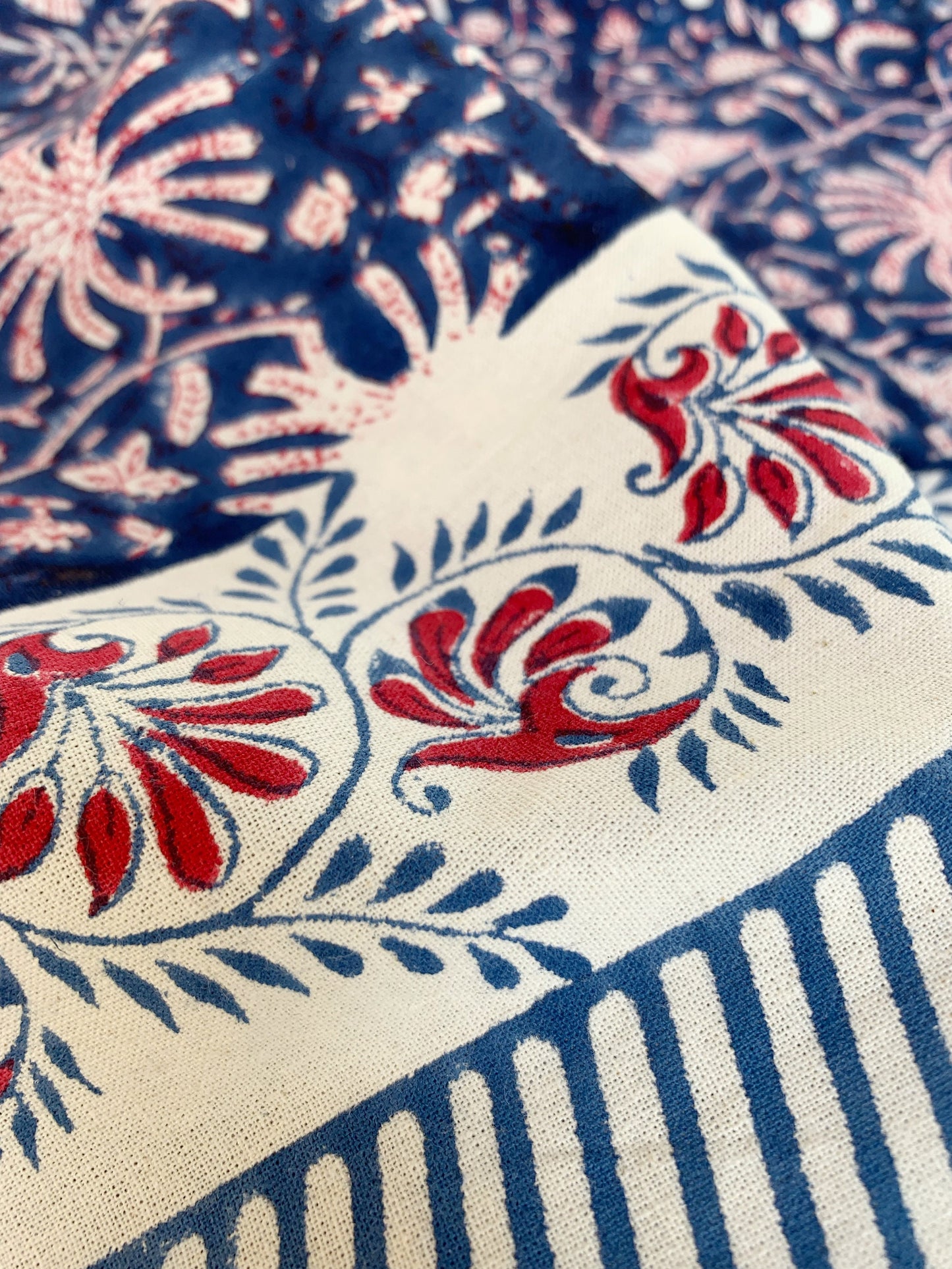 Mantel algodón puro estampado block print artesanal en India · Seis comensales · Mantel boho chic 100% algodón hindú · Azul  flor rojo