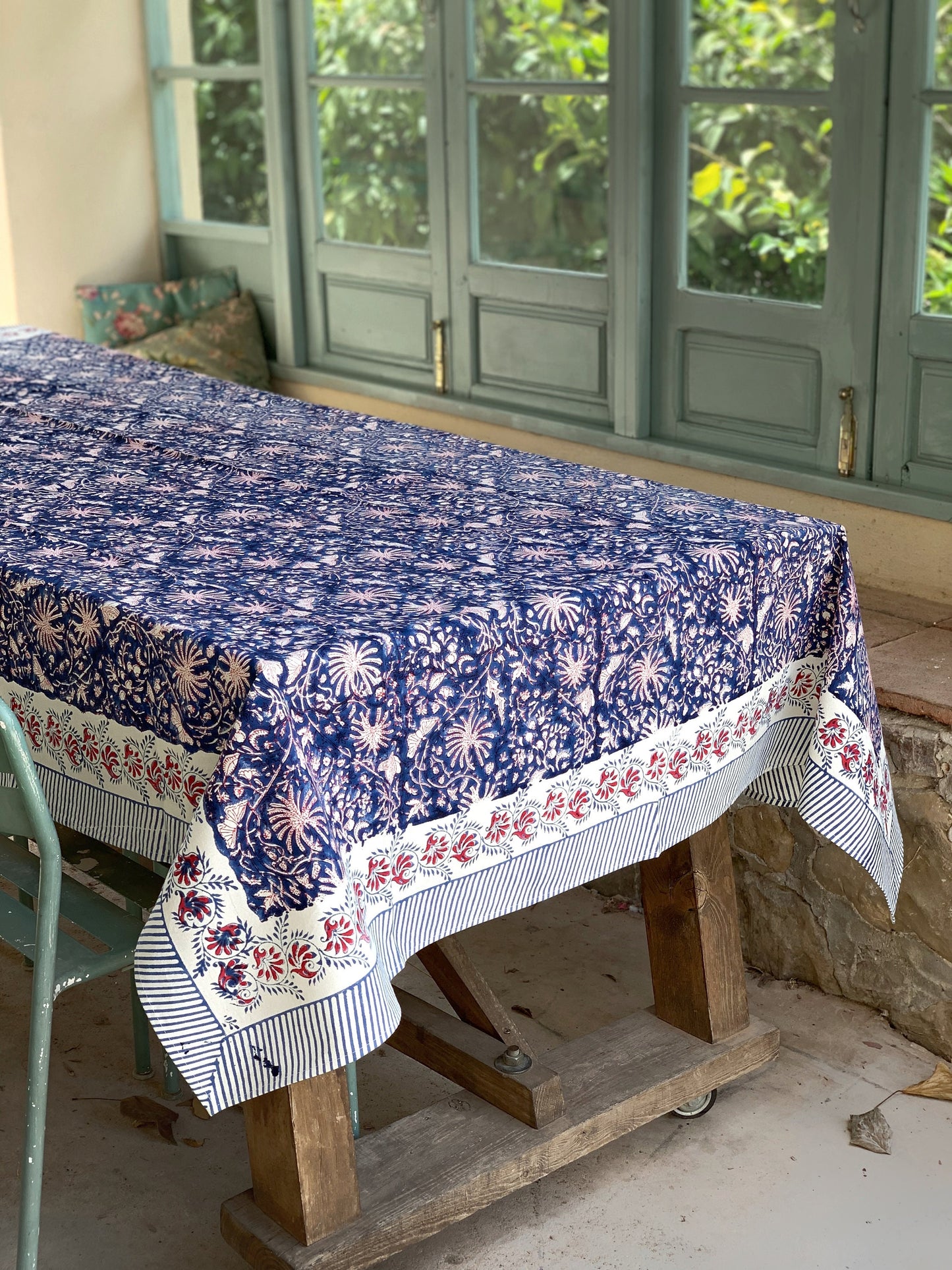 Mantel algodón puro estampado block print artesanal en India · Seis comensales · Mantel boho chic 100% algodón hindú · Azul  flor rojo
