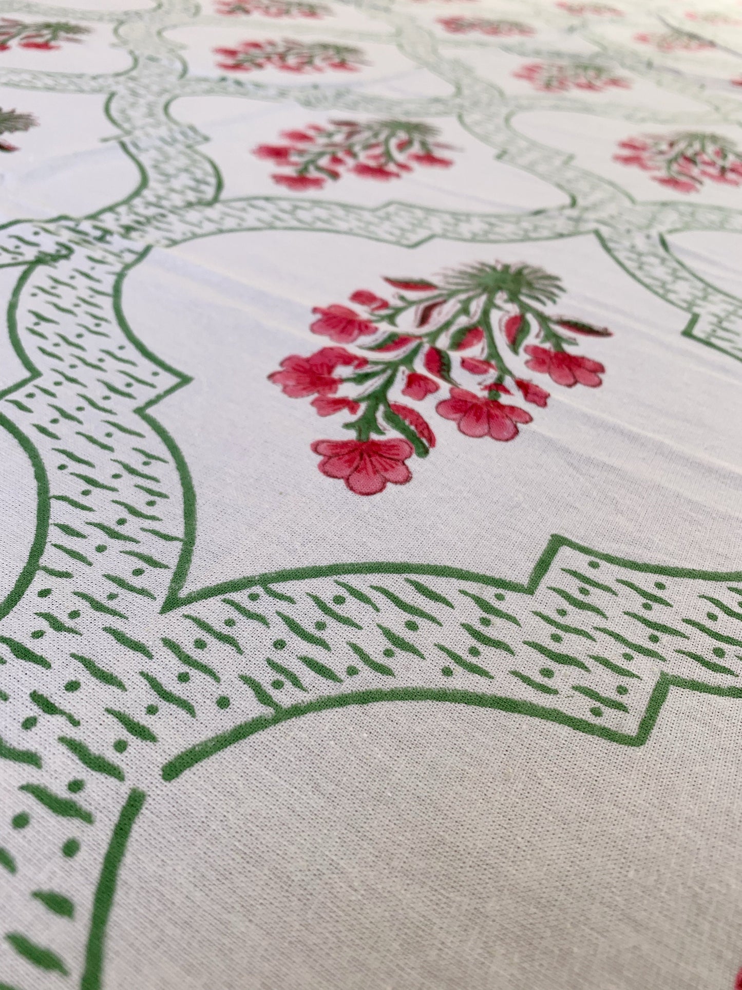 Mantel algodón puro estampado block print artesanal en India · Seis comensales · Mantel boho chic 100% algodón hindú · Blanco mughal rosa