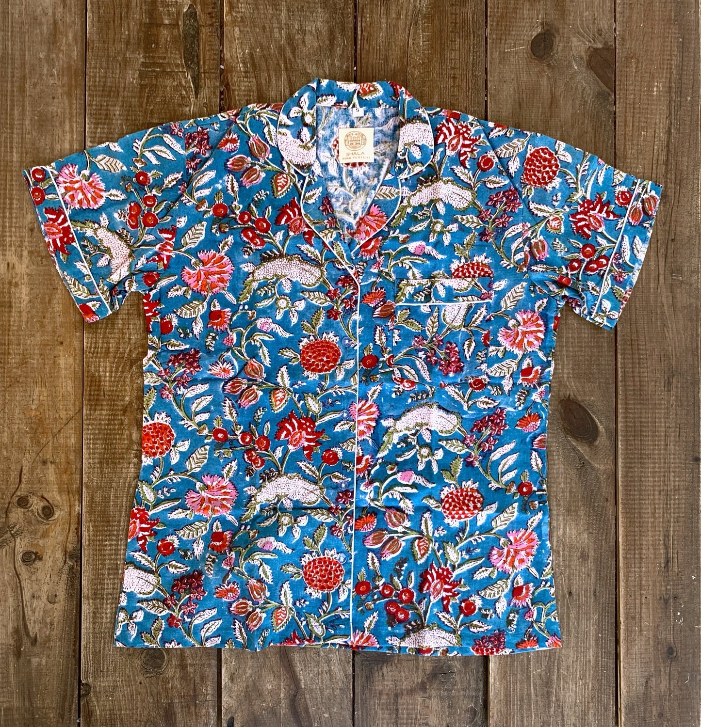 Pijama manga y pantalón corto · Algodón puro estampado block print artesanal en India · Pijama verano algodón 100% · Azul flores rojo