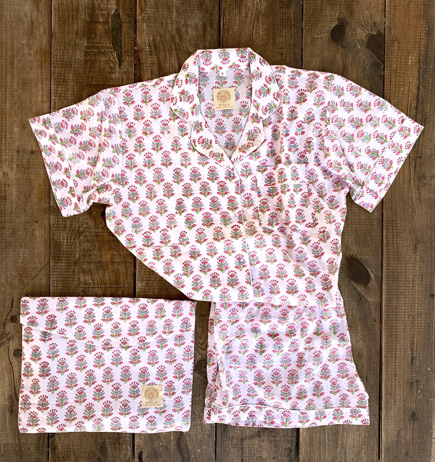 SET regalo · Pijama manga/pantalón corto y zapatillas a juego · Algodón puro estampado block print artesanal en India · Blanco flores
