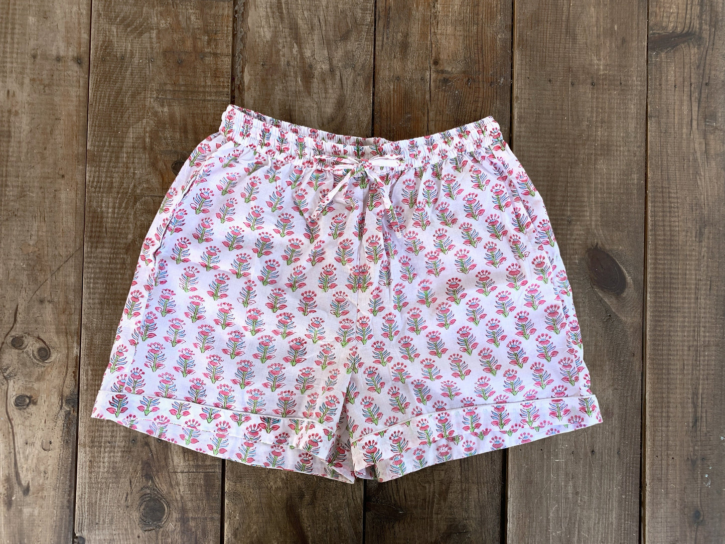 SET regalo · Pijama manga/pantalón corto y zapatillas a juego · Algodón puro estampado block print artesanal en India · Blanco flores