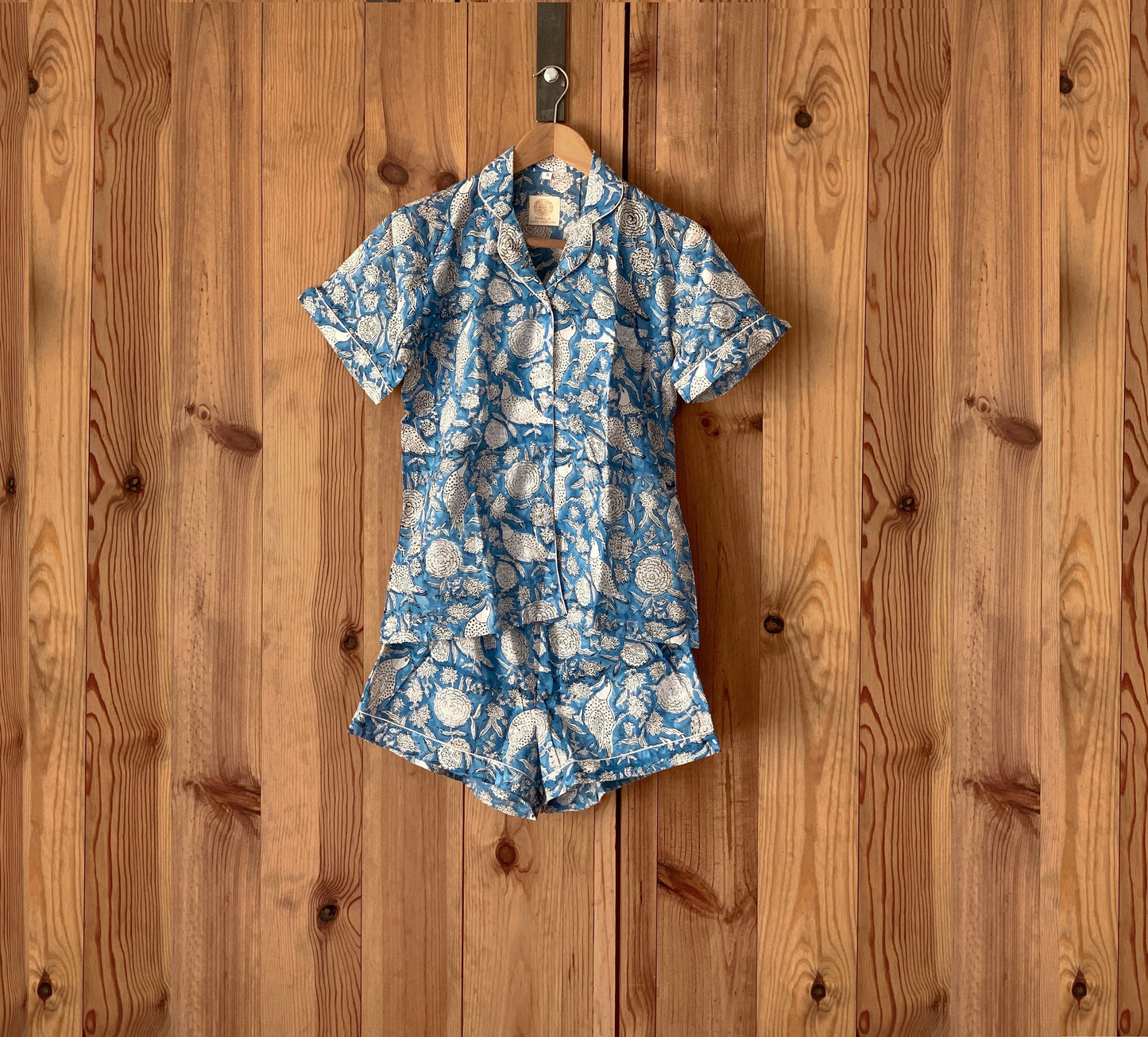 Pijama manga y pantalón corto · Algodón puro estampado block print artesanal en India · Pijama verano algodón 100% · Azul flores blanco