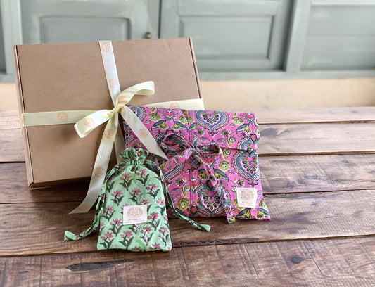 SET regalo · Pijama manga/pantalón largo y zapatillas a juego · Algodón puro estampado block print artesanal en India · Rosa y verde