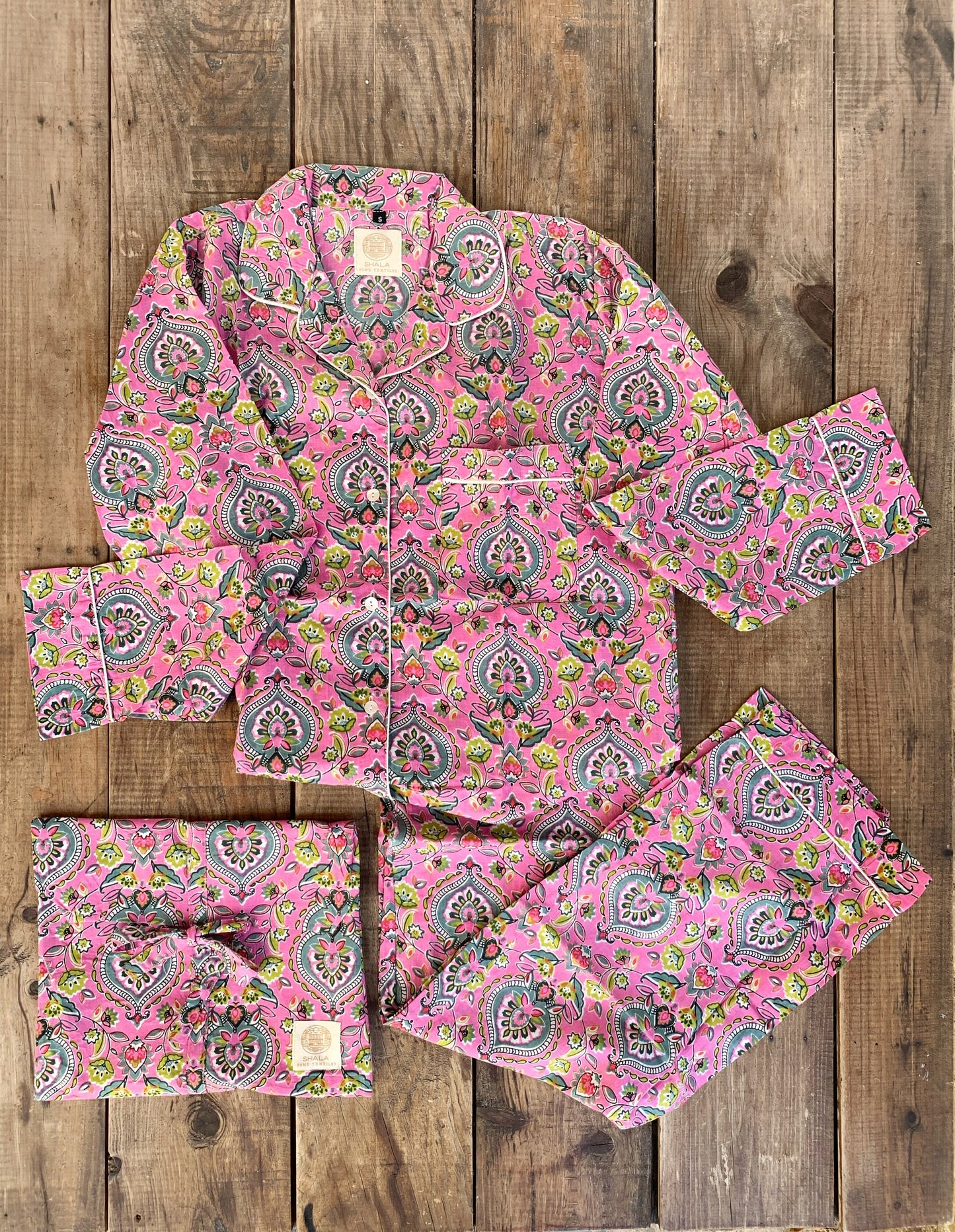 SET regalo · Pijama manga/pantalón largo y zapatillas a juego · Algodón puro estampado block print artesanal en India · Rosa y verde