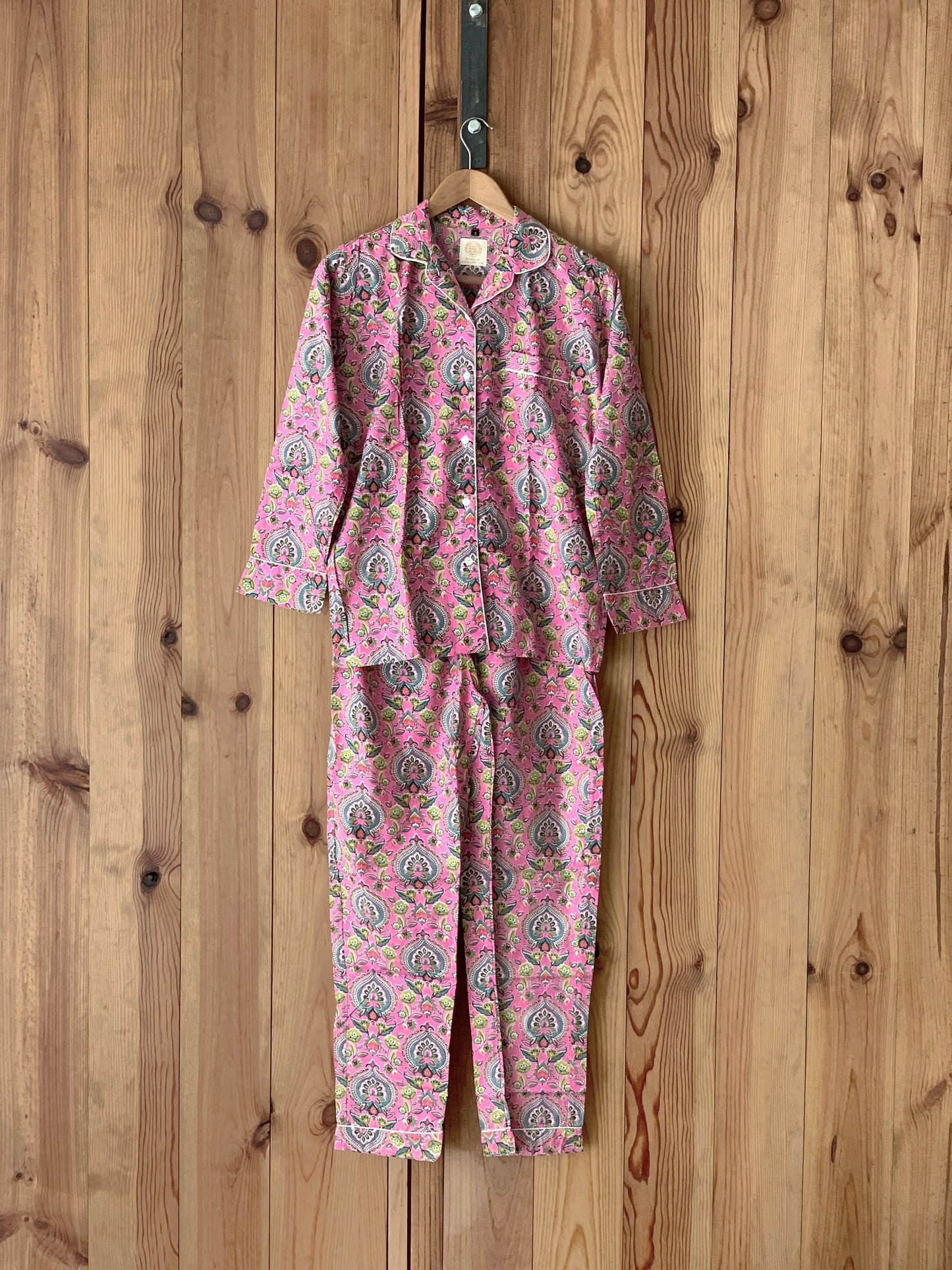 SET regalo · Pijama manga/pantalón largo y zapatillas a juego · Algodón puro estampado block print artesanal en India · Rosa y verde