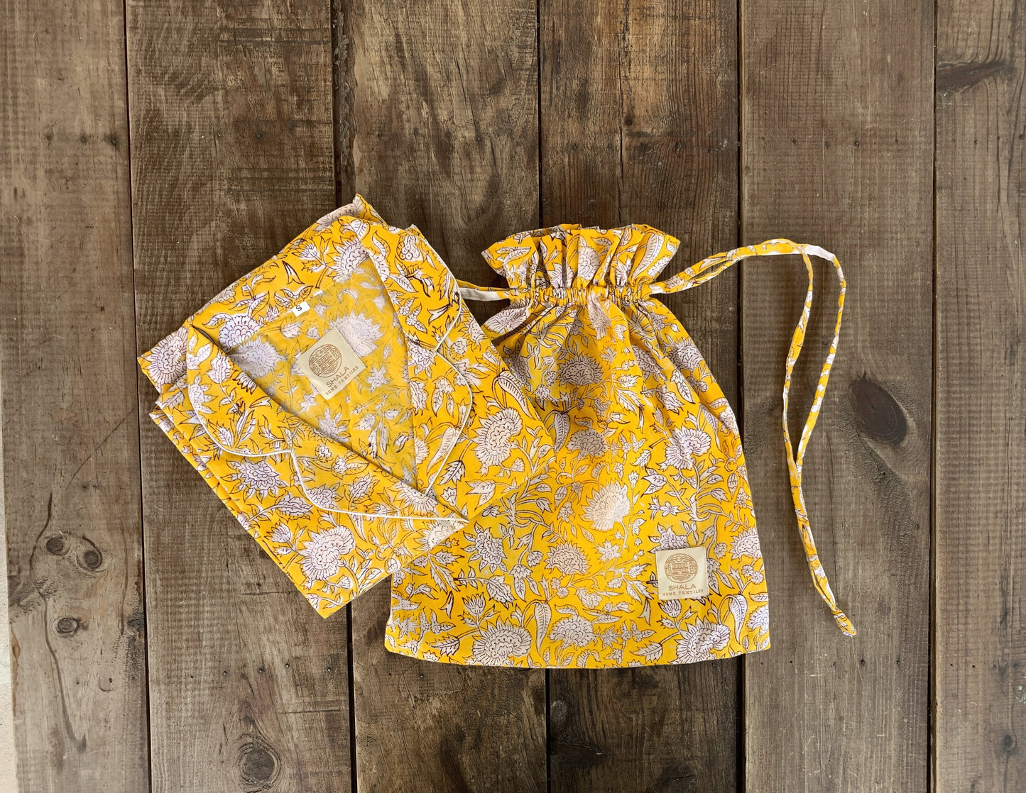 SET regalo · Camisón manga larga & zapatillas a juego · Algodón puro estampado block print artesanal en India · Amarillo estampado