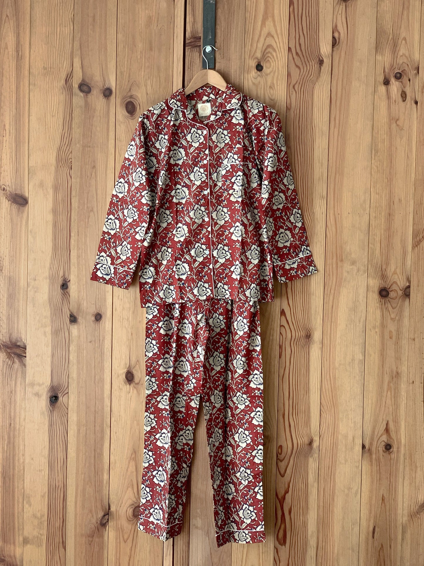 SET regalo · Pijama manga/pantalón largo & bolsa aseo a juego · Algodón puro estampado block print artesanal en India · Burdeos mix