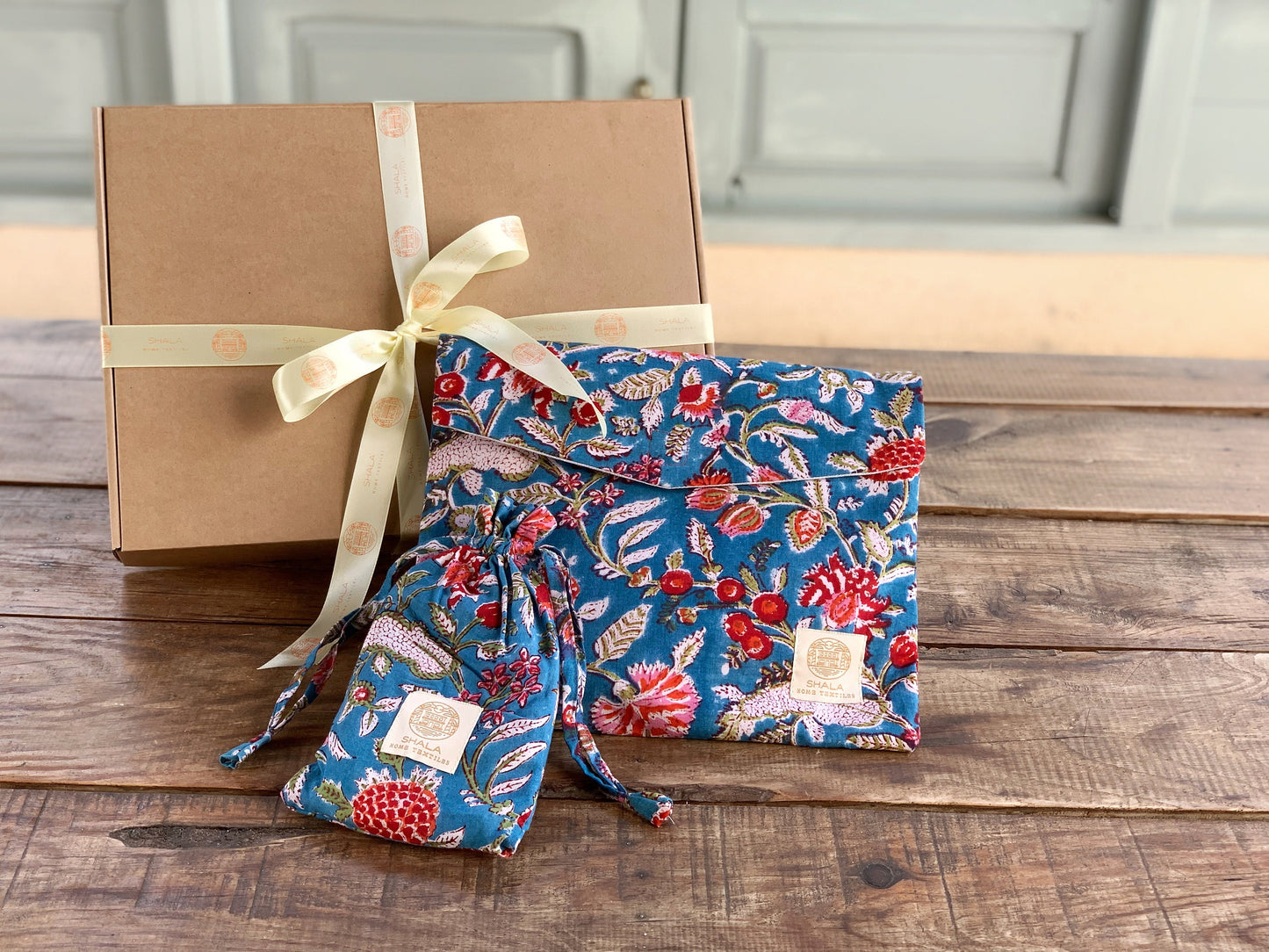 SET regalo · Pijama manga/pantalón corto y zapatillas a juego · Algodón puro estampado block print artesanal en India · Azul flores rojo
