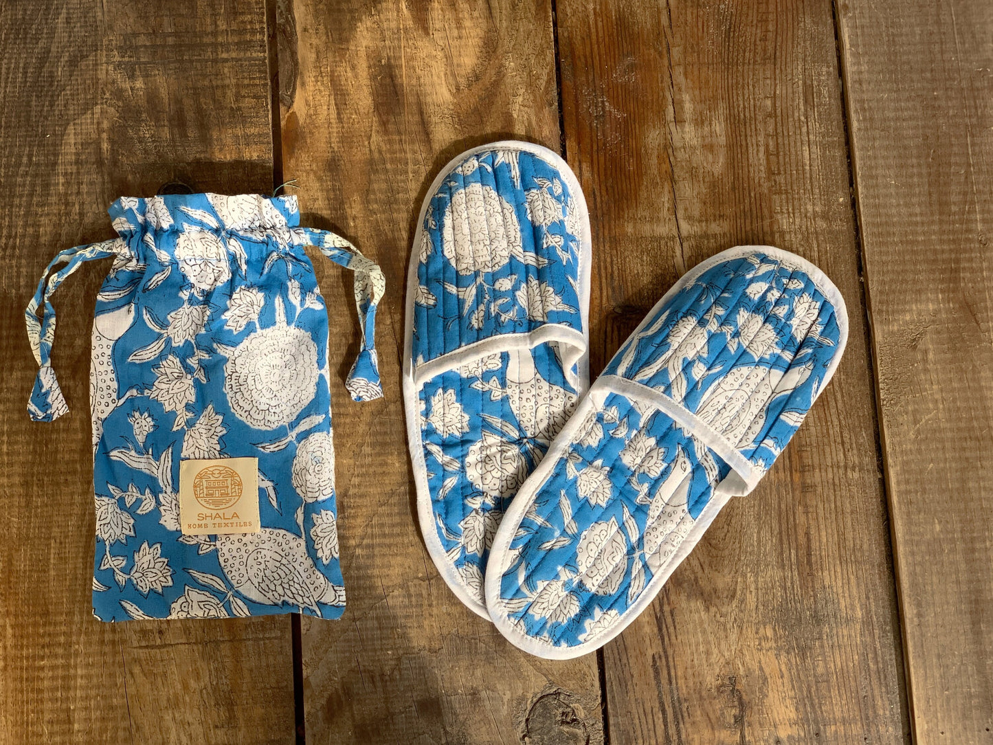 SET regalo · Pijama manga/pantalón corto y zapatillas a juego · Algodón puro estampado block print artesanal en India · Azul flores