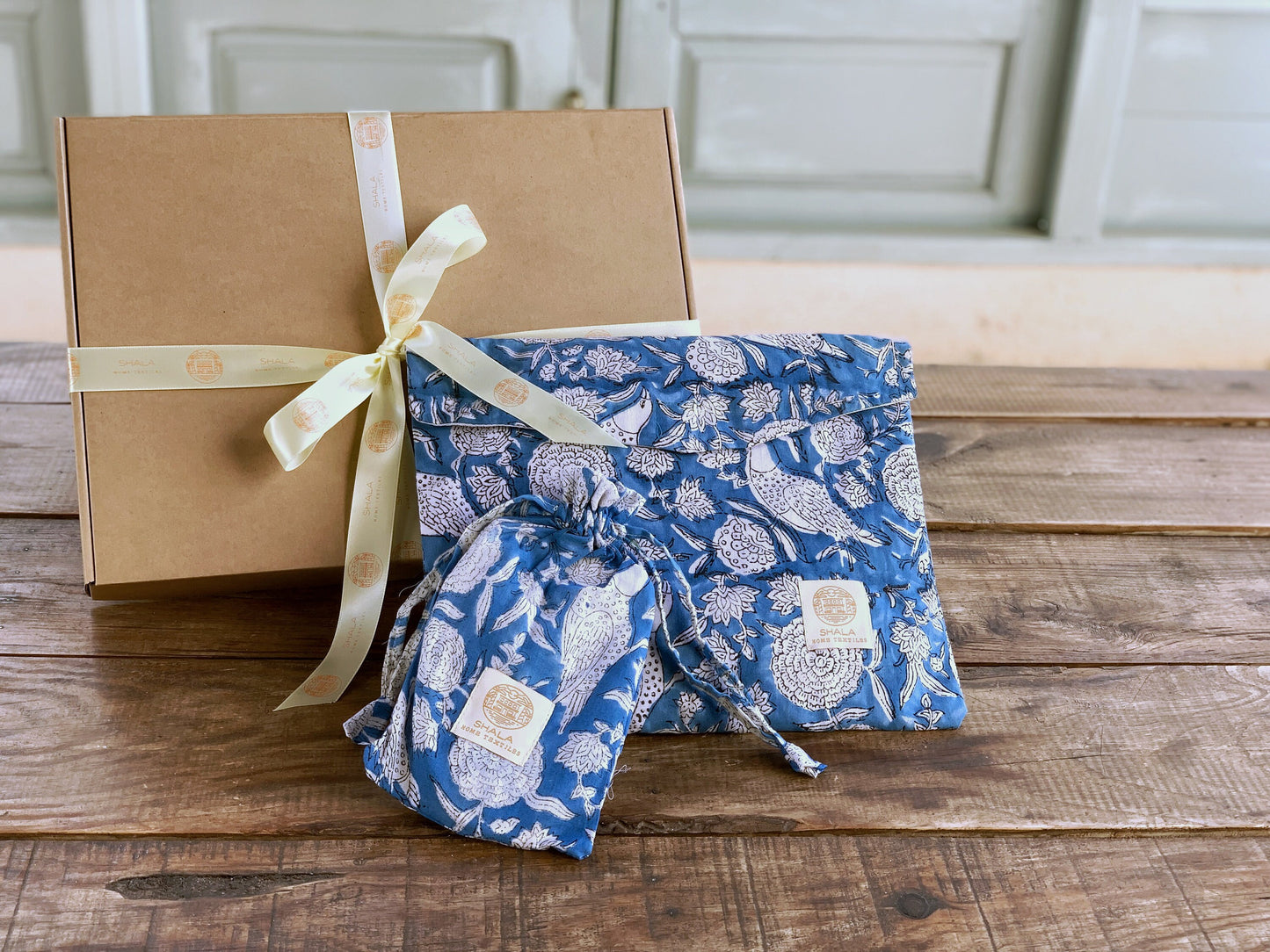 SET regalo · Pijama manga/pantalón corto y zapatillas a juego · Algodón puro estampado block print artesanal en India · Azul flores