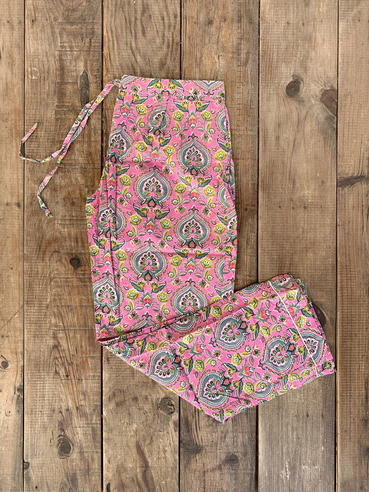 SET regalo · Pijama manga/pantalón largo y zapatillas a juego · Algodón puro estampado block print artesanal en India · Rosa y verde