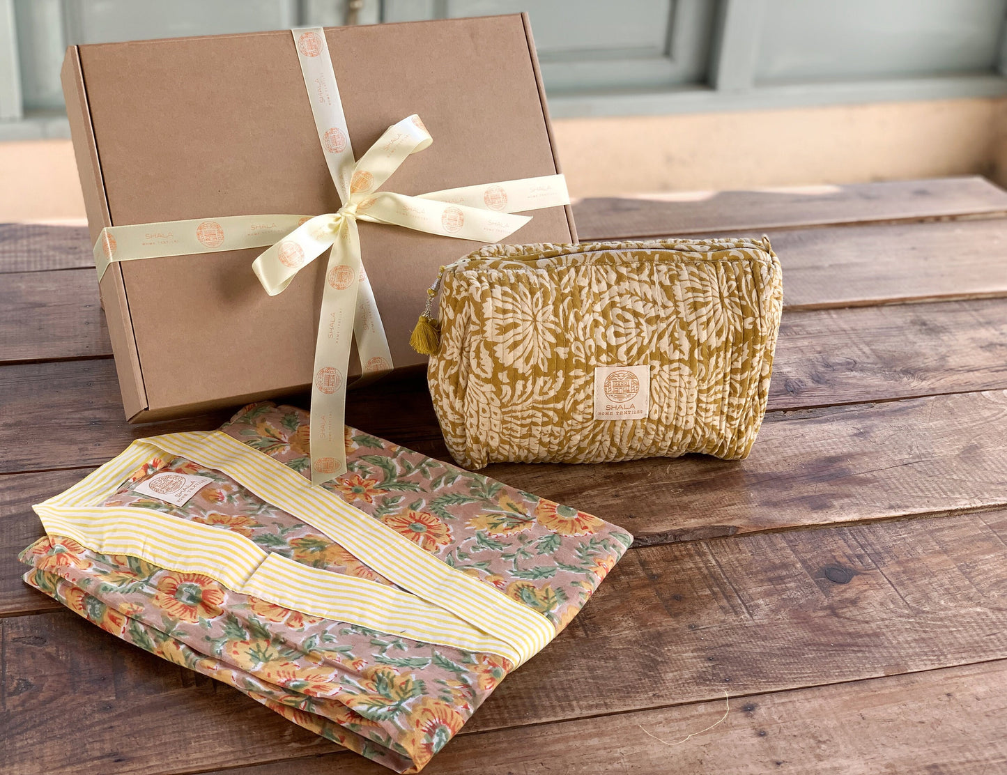 SET regalo · Bata kimono y bolsa de aseo juego · Algodón 100% puro estampado block print artesanal en India · Amarillo mostaza mix