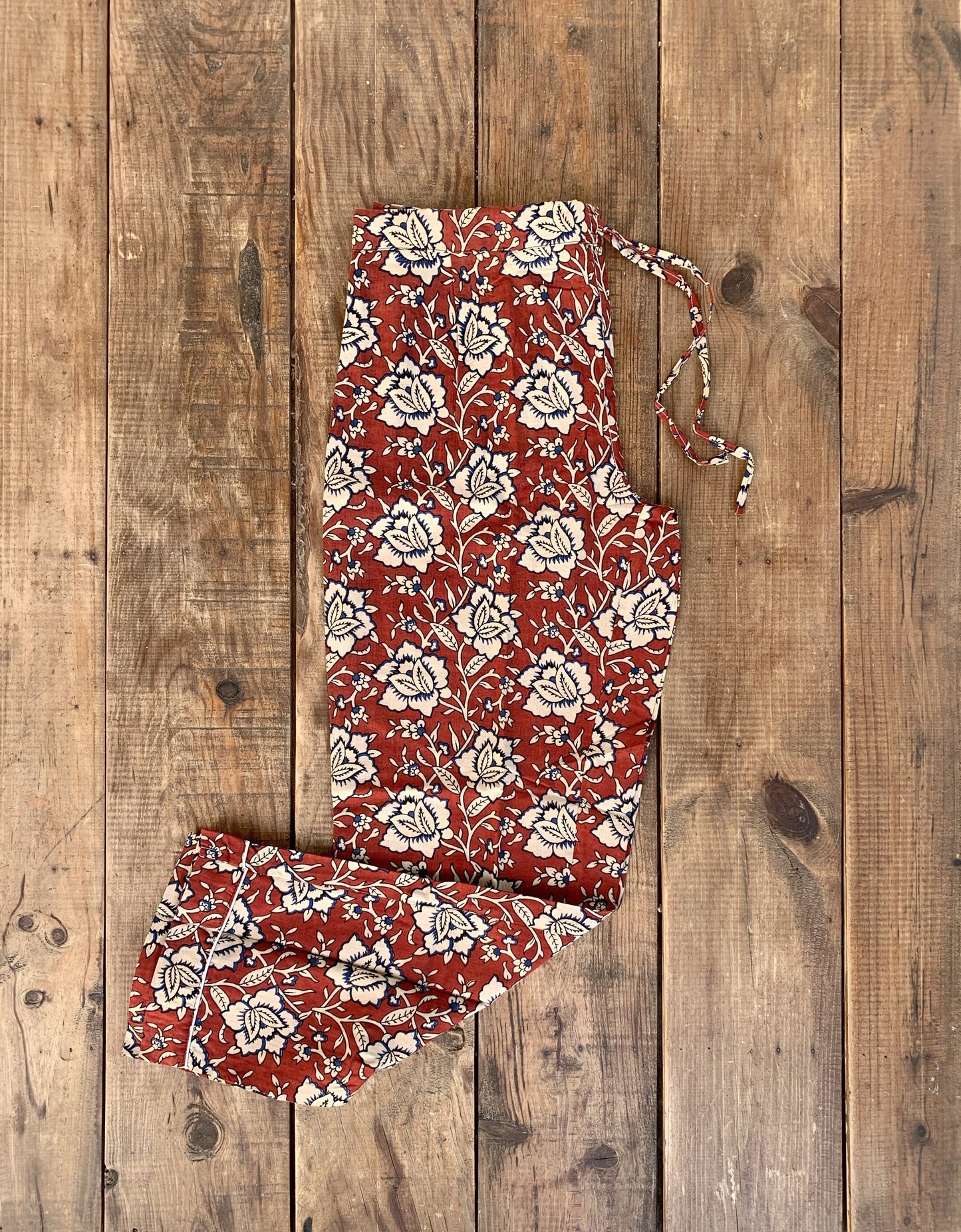 SET regalo · Pijama manga/pantalón largo & bolsa aseo a juego · Algodón puro estampado block print artesanal en India · Burdeos mix