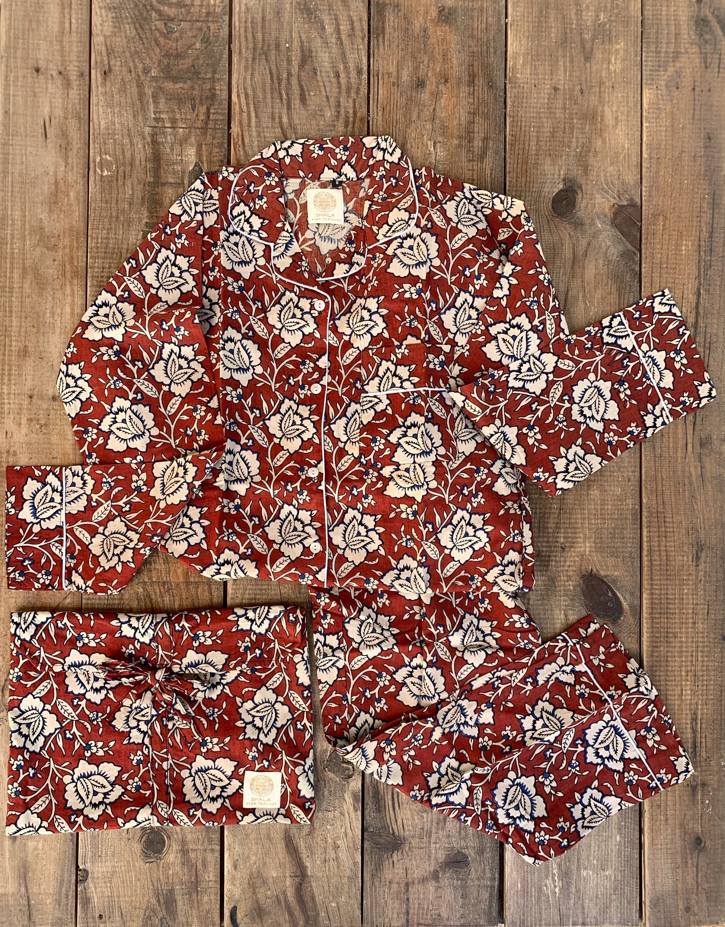 SET regalo · Pijama manga/pantalón largo & bolsa aseo a juego · Algodón puro estampado block print artesanal en India · Burdeos mix