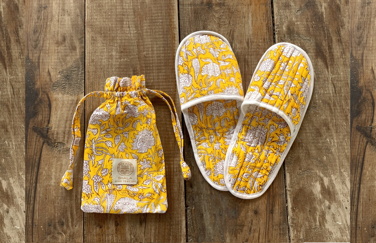 Padded travel slippers with matching bag · Pure cotton block print in India · Bath shower slippers · White yellow