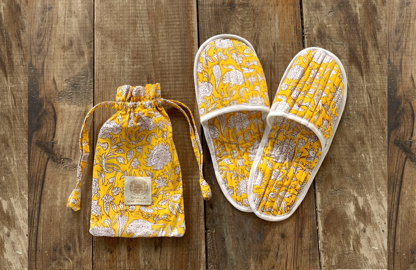 Zapatillas de viaje enguatadas con bolsa a juego · Algodón puro estampado block print en India · Zapatillas de baño ducha · Amarillo blanco